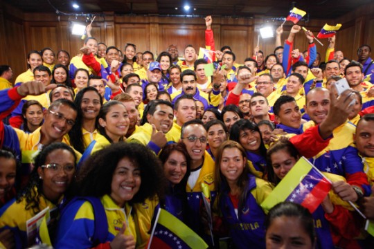 Nicolás-Maduro-y-atletas-venezolanos